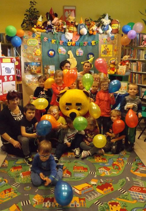Przedszkolaki świętują urodziny Puchatka w Filii nr 3