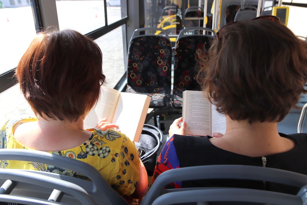 Lato z książką w autobusie